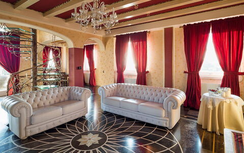 Villa Gemma: Möbel, Interior Design, Flooring, Couch, Fussboden, Wohnzimmer, Beleuchtung, Decke, Zimmer