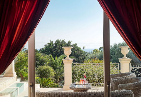 Villa Gemma: Möbel, Interior Design, Vorhang, Fensterbehandlung, Stuhl, Fensterabdeckung, Schatten, Eco Hotel, Wohnzimmer, Zimmerpflanze