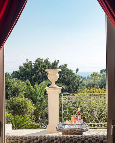 Villa Gemma: Möbel, Interior Design, Vorhang, Fensterbehandlung, Stuhl, Fensterabdeckung, Schatten, Eco Hotel, Wohnzimmer, Zimmerpflanze