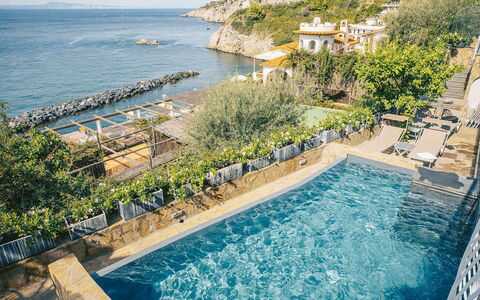Villa Heart: Wasser, Gewässer, Schwimmbad, Resort, Küsten Und Ozeanische Forms, Küste, Meer, Eco Hotel, Ferienort, Ufer