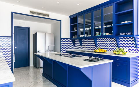 Villa Heart: Blau, Interior Design, Küche, Möbel, Flooring, Fussboden, Cabinetry, Decke, Countertop, Zimmer