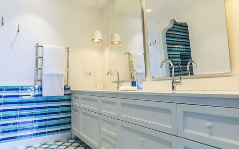 Villa Heart: Blau, Flooring, Interior Design, Armatur, Fussboden, Badezimmerschrank, Fliese, Installation, Zapfhahn, Badezimmer