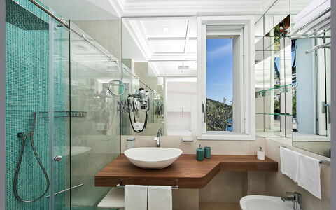 Villa Ieranto 6: Badezimmer, Interior Design, Armatur, Bad Sink, Sinken, Flooring, Fussboden, Zapfhahn, Spiegel, Installation