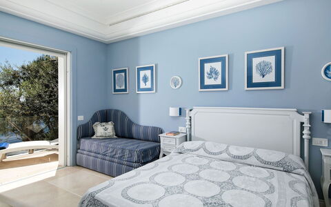 Villa Ieranto 6: Blau, Möbel, Interior Design, Wand, Decke, Fussboden, Schlafzimmer, Textil, Flooring, Bett