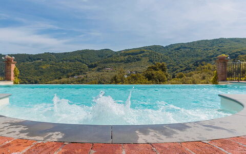 Villa Il Castagno: Bergforms, Hügel, Schwimmbad, Berg, Gebirge, Grat, Resort, Eco Hotel, Water Feature, Ferienort