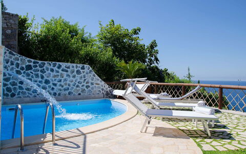 Villa Il Sogno di Praiano: Blau, Schwimmbad, Gartenmöbel, Resort, Regenschirm, Eco Hotel, Freizeit, Schatten, Stuhl, Tropen