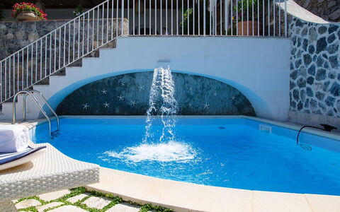 Villa Il Sogno di Praiano: Blau, Schwimmbad, Wasser, Resort, Freizeit, Verbundwerkstoff, Gartenmöbel, Eco Hotel, Schatten, Water Feature