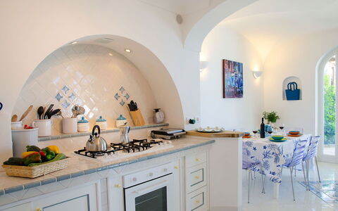 Villa Il Sogno di Praiano: Interior Design, Beleuchtung, Küche, Decke, Countertop, Formen, Fliese, Zimmerpflanze, Küchengerät, Marmor