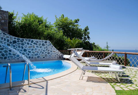 Villa Il Sogno di Praiano: Blau, Schwimmbad, Gartenmöbel, Resort, Regenschirm, Eco Hotel, Freizeit, Schatten, Stuhl, Tropen