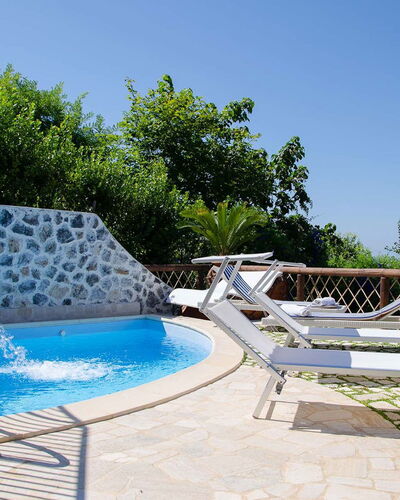 Villa Il Sogno di Praiano: Blau, Schwimmbad, Gartenmöbel, Resort, Regenschirm, Eco Hotel, Freizeit, Schatten, Stuhl, Tropen