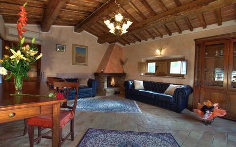 Villa Incanto: Möbel, Interior Design, Flooring, Holz, Couch, Decke, Zimmer, Fussboden, Wohnzimmer, Tabelle