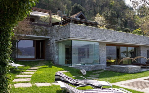 Villa Isa: Haus, Die Architektur, Zuhause, Dach, Hütte, Estate, Steigung, Balkon, Villa, Landscaping