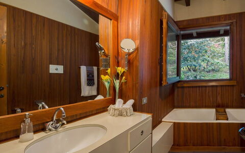 Villa Isa: Interior Design, Armatur, Holz, Bad Sink, Sinken, Flooring, Decke, Fussboden, Zapfhahn, Badezimmer