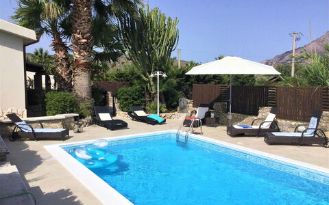 Villa Isabella: Schwimmbad, Gartenmöbel, Möbel, Resort, Regenschirm, Sonnenliege, Freizeit, Eco Hotel, Stuhl, Urlaub