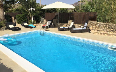 Villa Isabella: Schwimmbad, Resort, Gartenmöbel, Möbel, Freizeit, Verbundwerkstoff, Regenschirm, Sonnenliege, Eco Hotel, Stuhl