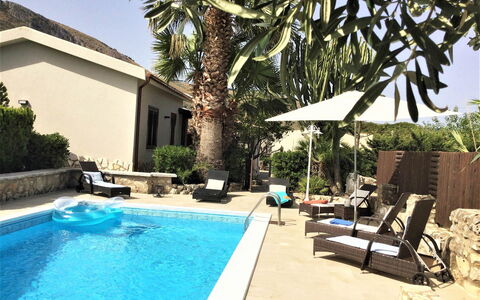 Villa Isabella: Schwimmbad, Gartenmöbel, Resort, Möbel, Freizeit, Sonnenliege, Eco Hotel, Urlaub, Regenschirm, Stuhl