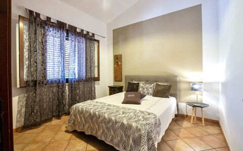 Villa Isabella: Bett, Interior Design, Möbel, Schlafzimmer, Bedding, Bettdecke, Fussboden, Flooring, Zimmer, Decke