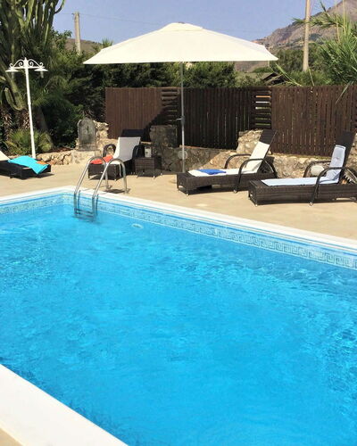 Villa Isabella: Schwimmbad, Resort, Gartenmöbel, Möbel, Freizeit, Verbundwerkstoff, Regenschirm, Sonnenliege, Eco Hotel, Stuhl