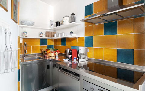 Villa Magnolia: Küche, Countertop, Gelb, Küchengerät, Flooring, Interior Design, Fussboden, Spüle, Major Appliance, Fliese