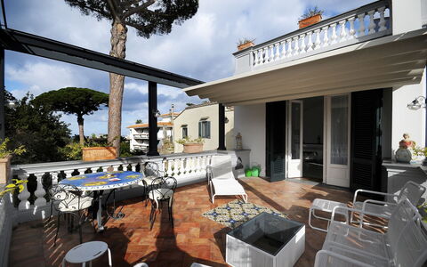 Villa Marion: Zuhause, Balkon, Wohnung, Veranda, Zimmerpflanze, Blumentopf, Villa, Villa, Outdoor Struktur