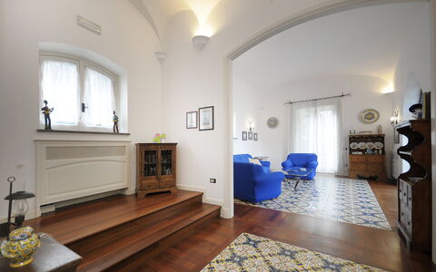 Villa Marion: Flooring, Interior Design, Wand, Möbel, Fussboden, Holz, Decke, Beleuchtung, Zimmer, Wohnzimmer