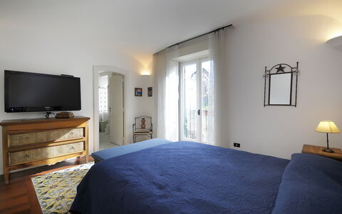 Villa Marion: Möbel, Bett, Interior Design, Schlafzimmer, Wand, Flooring, Bettdecke, Fussboden, Bedding, Holz