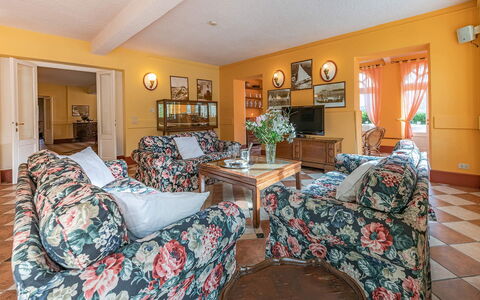 Villa Meridiana: Interior Design, Möbel, Flooring, Couch, Fussboden, Decke, Zimmer, Wohnzimmer, Beleuchtung, Tabelle