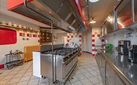 Villa Meridiana: Küche, Interior Design, Countertop, Decke, Flooring, Beleuchtung, Möbel, Küchengerät, Major Appliance, Zimmer