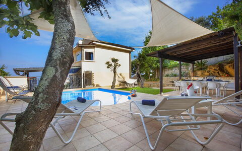 Villa Mouna: Schwimmbad, Schatten, Resort, Stuhl, Gartenmöbel, Freizeit, Estate, Regenschirm, Eco Hotel, Hazienda