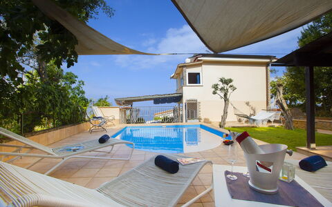Villa Mouna: Schwimmbad, Gartenmöbel, Resort, Schatten, Regenschirm, Stuhl, Estate, Eco Hotel, Villa, Freizeit