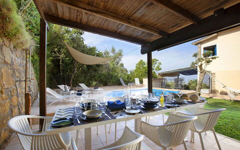Villa Mouna: Möbel, Stuhl, Gartenmöbel, Tabelle, Interior Design, Resort, Küche & Esszimmer Tisch, Schatten, Schwimmbad, Eco Hotel