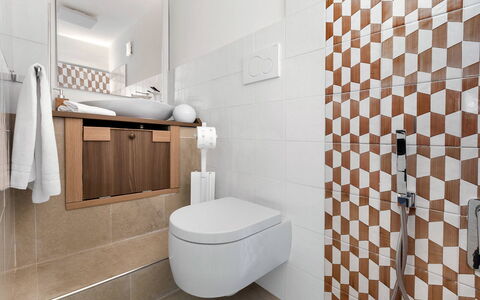 Villa Mouna: Flooring, Armatur, Interior Design, Badezimmer, Toilleten Sitz, Fussboden, Toilette, Fliese, Installation, Sinken