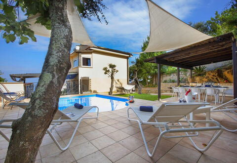 Villa Mouna: Schwimmbad, Schatten, Resort, Stuhl, Gartenmöbel, Freizeit, Estate, Regenschirm, Eco Hotel, Hazienda
