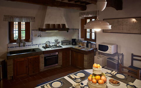 Villa Novellina: Möbel, Küche, Interior Design, Flooring, Holz, Küchengerät, Countertop, Cabinetry, Zuhause, Decke