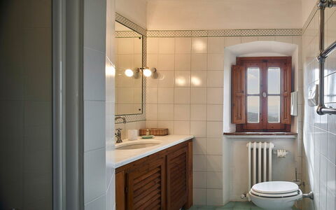 Villa Novellina: Bad Sink, Wand, Armatur, Flooring, Sinken, Badezimmer, Interior Design, Fussboden, Zapfhahn, Badezimmerschrank