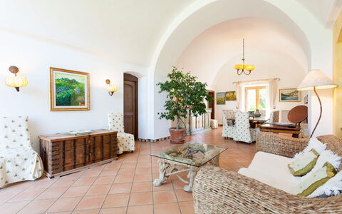 Villa Polluce: Möbel, Flooring, Blumentopf, Zimmerpflanze, Stuhl, Küche & Esszimmer Tisch, Wohnzimmer, Esszimmer, Vase, Kaffetisch