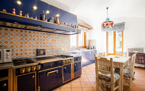 Villa Polluce: Interior Design, Küche, Flooring, Herd, Fliese, Decke, Zimmer, Gasherd, Herd, Countertop