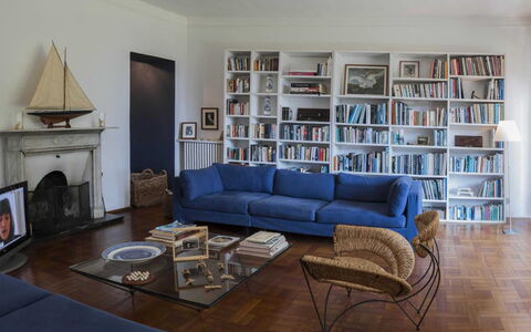 Villa Romantica: Möbel, Bücherregal, Interior Design, Couch, Flooring, Regale, Regal, Fussboden, Wohnzimmer, Holz