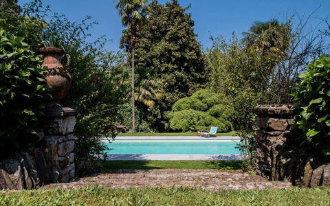 Villa Romantica: Blau, Strauch, Garten, Schwimmbad, Schatten, Landscaping, Freizeit, Resort, Hinterhof