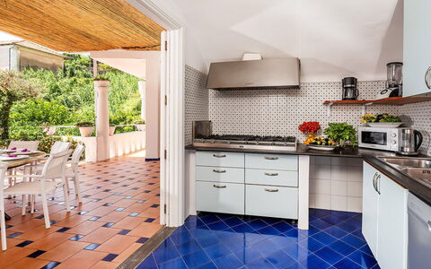 Villa Sole di Amalfi: Küche, Flooring, Interior Design, Fussboden, Major Appliance, Küchengerät, Countertop, Möbel, Zuhause, Fliese