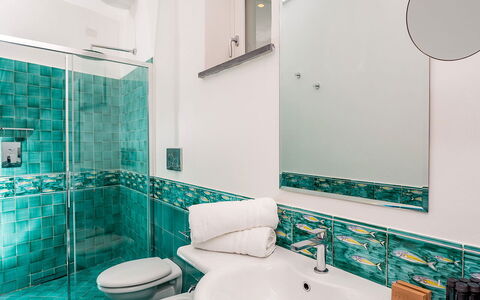 Villa Sole di Amalfi: Blau, Flooring, Fussboden, Interior Design, Armatur, Fliese, Badezimmer, Installation, Zapfhahn, Keramik