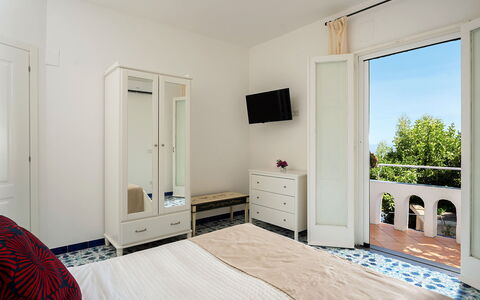 Villa Sole di Amalfi: Möbel, Interior Design, Fussboden, Flooring, Schlafzimmer, Holz, Bett, Zimmer, Wohnung, Bettdecke