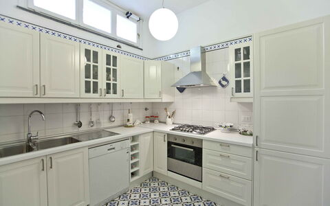 Villa Torre del Sole: Küche, Countertop, Cabinetry, Küchengerät, Flooring, Major Appliance, Interior Design, Fussboden, Herd, Schrank