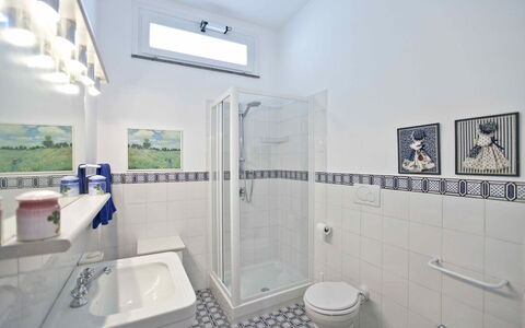 Villa Torre del Sole: Flooring, Fussboden, Interior Design, Armatur, Badezimmer, Fliese, Installation, Decke, Toilette, Zimmer