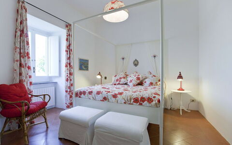 Villa Torre del Sole: Möbel, Interior Design, Bett, Schlafzimmer, Wand, Fussboden, Flooring, Zimmer, Decke, Holz