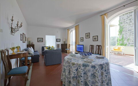 Villa Torre del Sole: Wand, Möbel, Zuhause, Stuhl, Wohnung, Küche & Esszimmer Tisch, Esszimmer, Zimmerpflanze, Blumentopf, Villa