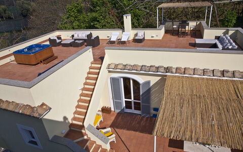 Villa Torre del Sole: Schwimmbad, Gartenmöbel, Schatten, Stuhl, Balkon, Resort, Deck, Eco Hotel, Outdoor Struktur, Estate