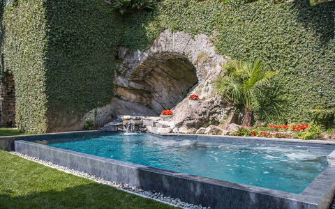 Villa Traversi: Garten, Schwimmbad, Water Feature, Freizeit, Hinterhof, Landscaping, Design, Garten
