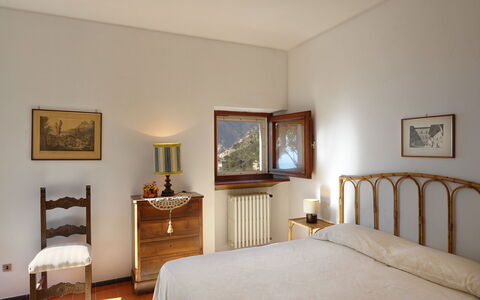 Villa Valeria: Bett, Schlafzimmer, Interior Design, Wand, Möbel, Bettdecke, Bedding, Flooring, Bilderrahmen, Fussboden