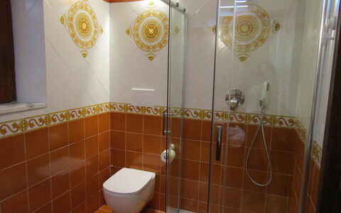 Villa Valeria: Armatur, Badezimmer, Interior Design, Flooring, Fussboden, Fliese, Installation, Zapfhahn, Bad Sink, Dusche